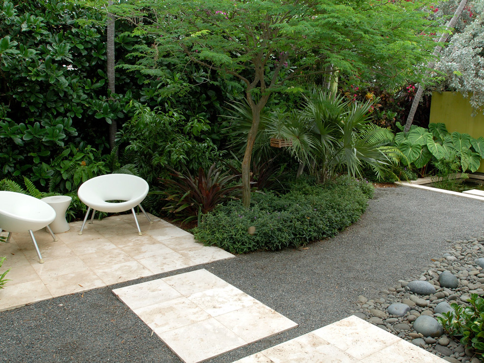 Contemporary garden in Miami with a water feature.