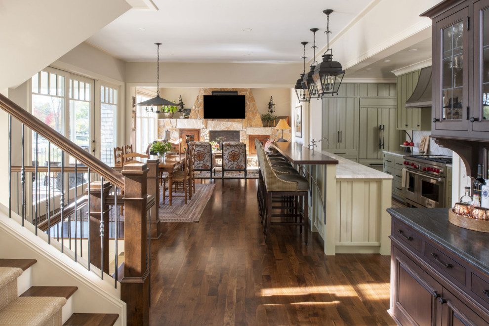 Idée de décoration pour une cuisine tradition avec parquet foncé et îlot.