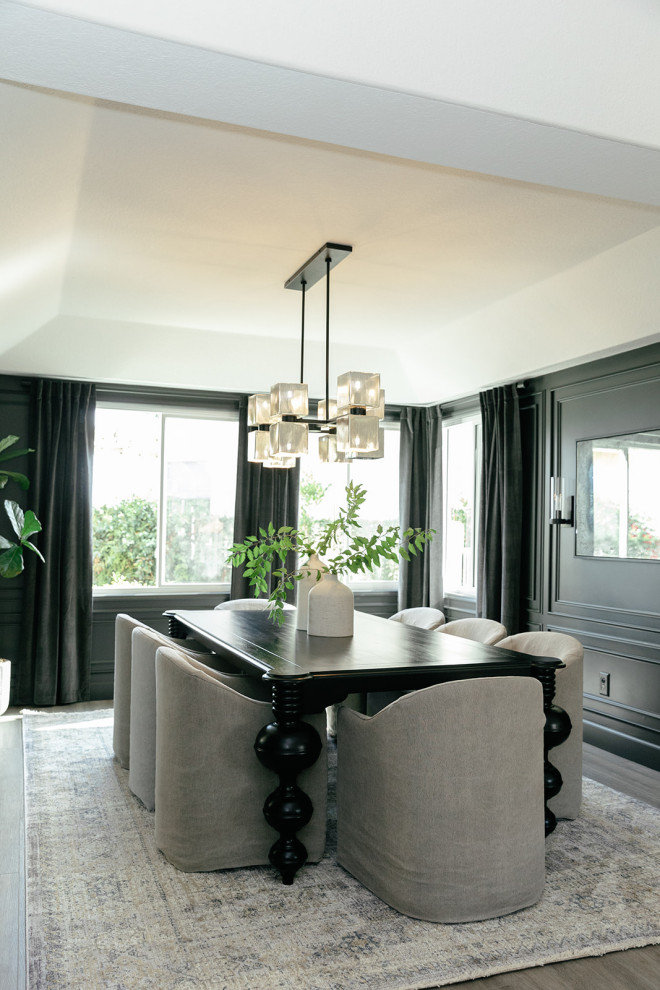 На фото: отдельная столовая в стиле неоклассика (современная классика) с серыми стенами, серым полом и многоуровневым потолком