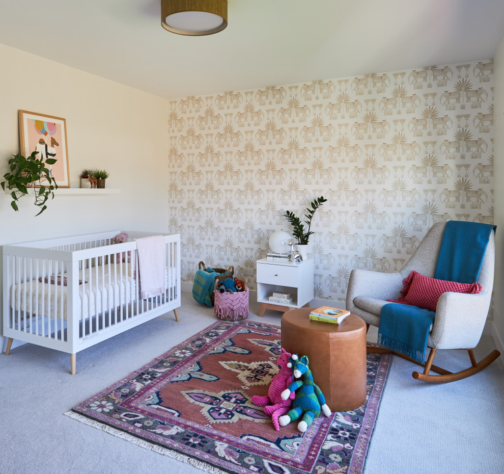 Источник вдохновения для домашнего уюта: комната для малыша в стиле ретро с бежевыми стенами, ковровым покрытием и обоями на стенах для девочки