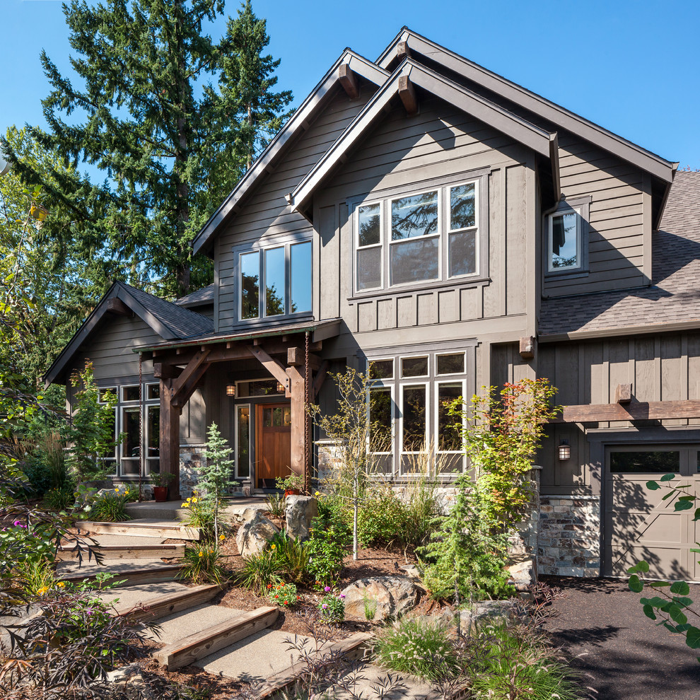 Design ideas for an arts and crafts home design in Portland.