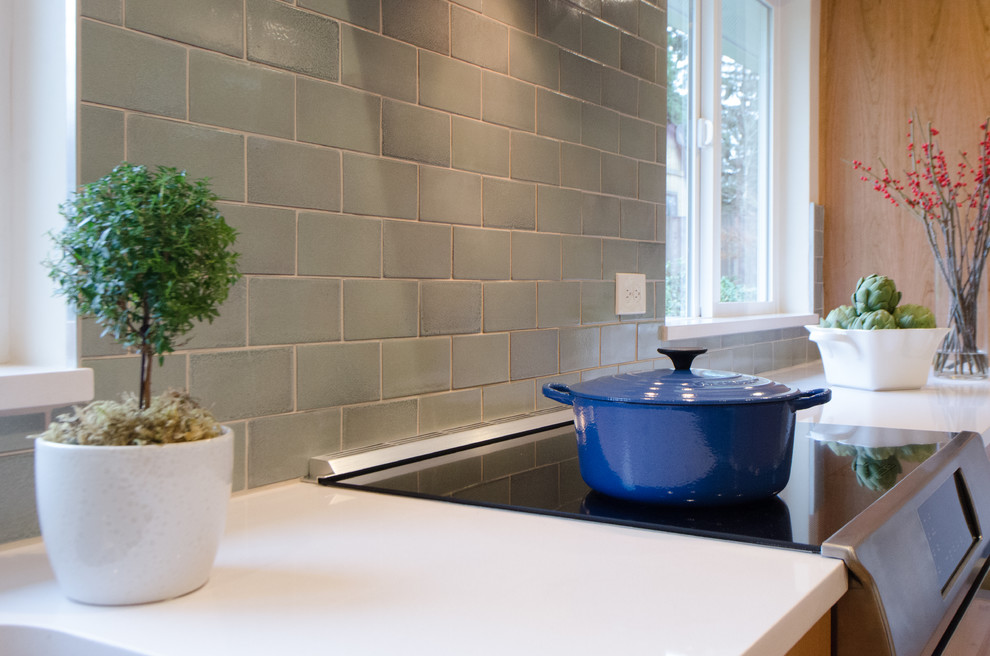 Kitchen - mid-sized transitional kitchen idea in Seattle