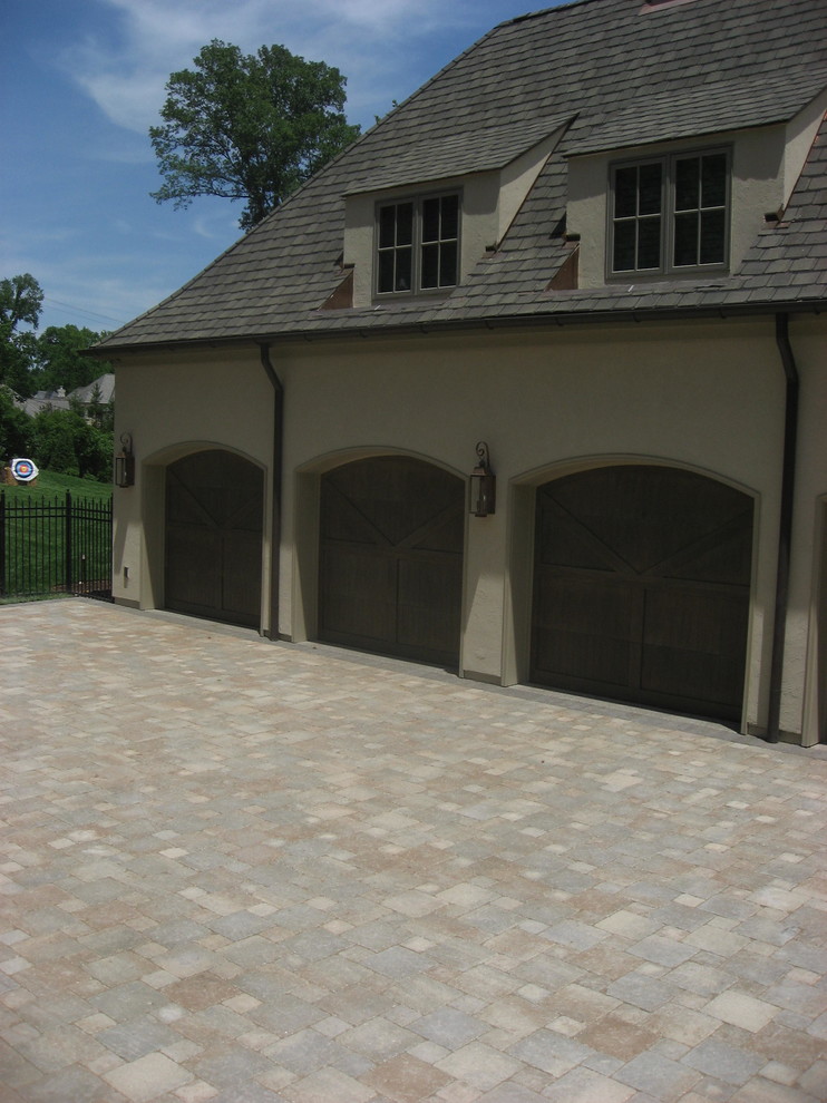 This is an example of a traditional garage in St Louis.