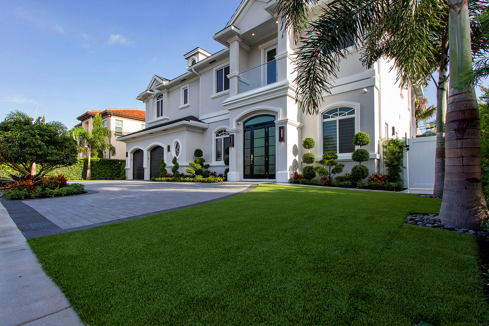 Example of a transitional home design design in Miami