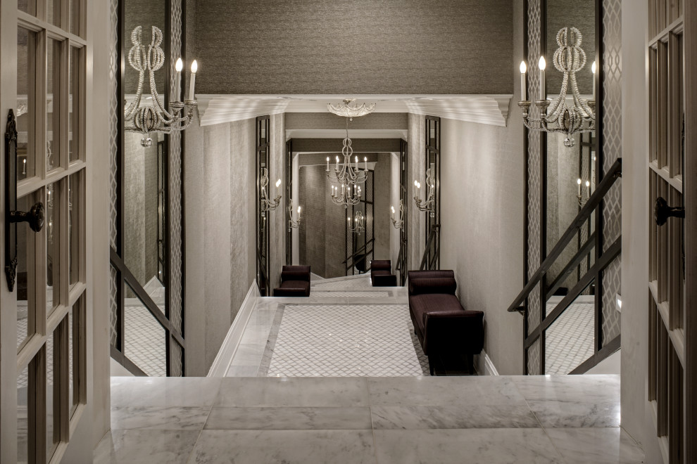 Cette image montre un très grand escalier droit traditionnel en marbre avec des contremarches en marbre et du papier peint.