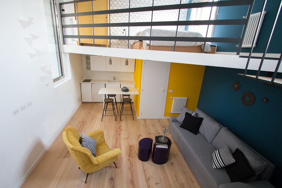 Ispirazione per un soggiorno design di medie dimensioni e stile loft con pareti multicolore e pavimento in legno massello medio