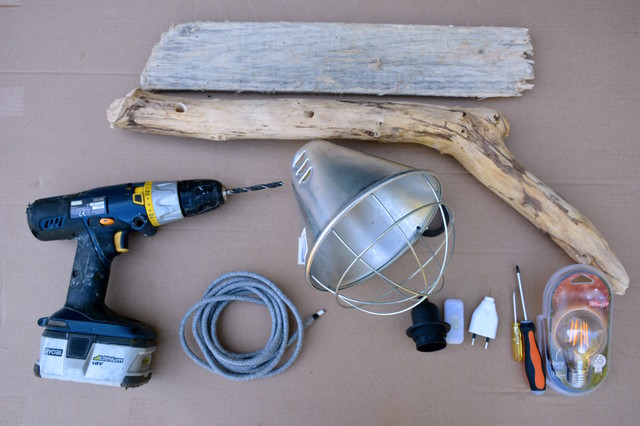 DIY : Fabriquer une lampe à poser en bois flotté