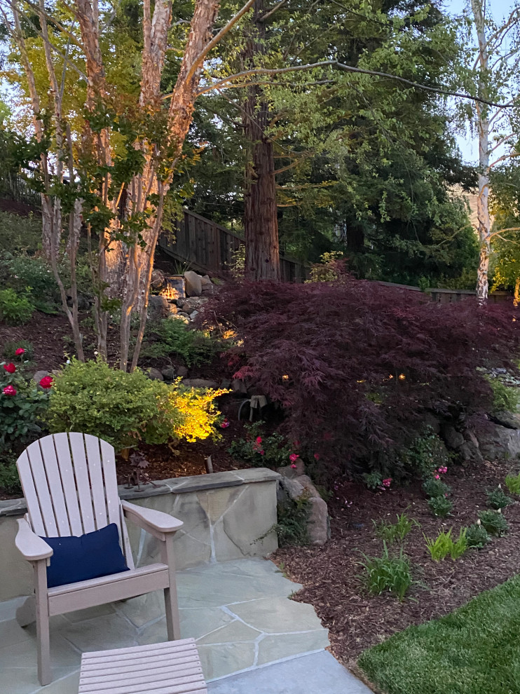Foto di un giardino classico esposto a mezz'ombra di medie dimensioni e dietro casa in primavera con una cascata e pavimentazioni in pietra naturale