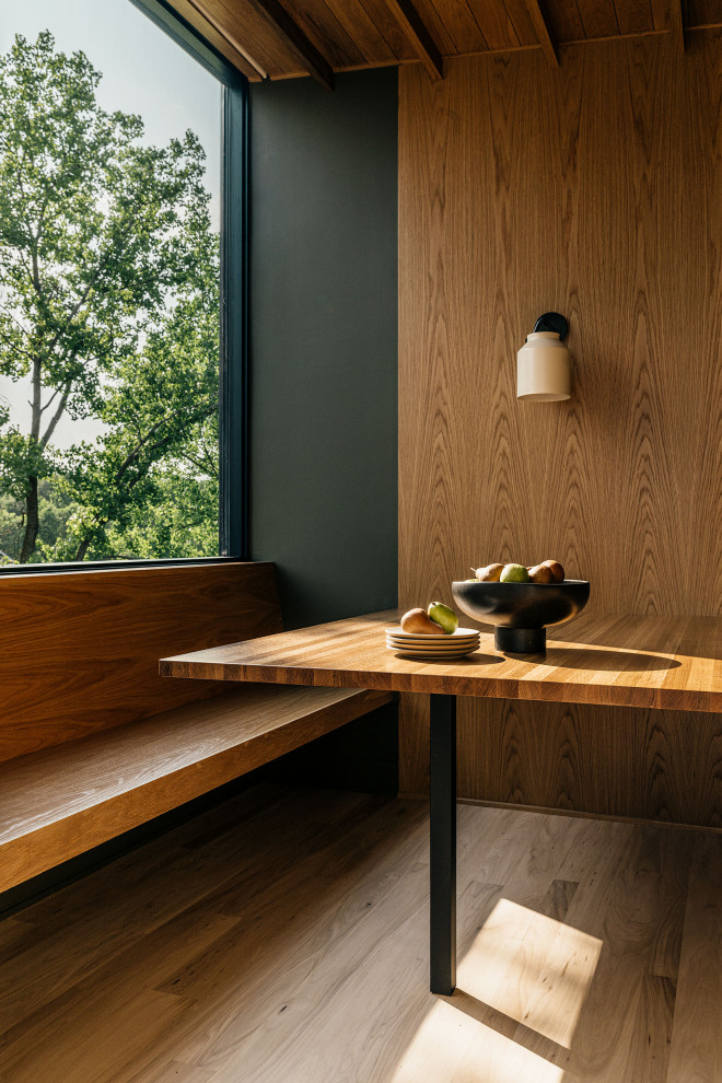 Imagen de comedor actual grande con con oficina, paredes verdes, suelo de madera clara, suelo amarillo, madera y madera