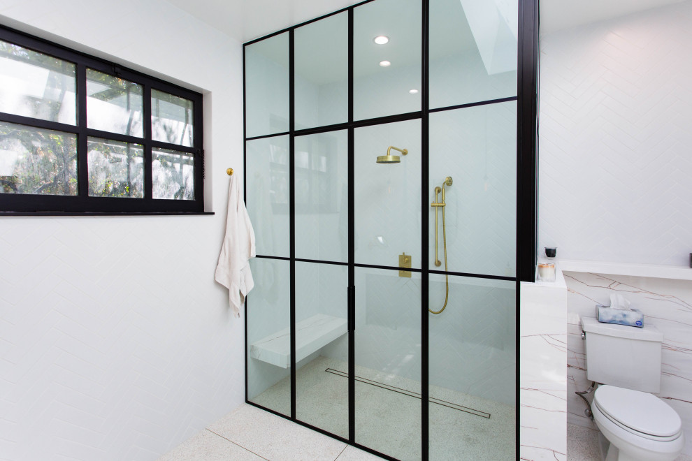 Inspiration för stora vitt en-suite badrum, med skåp i mörkt trä, en kantlös dusch, vit kakel, vita väggar, terrazzogolv, ett integrerad handfat, marmorbänkskiva och flerfärgat golv