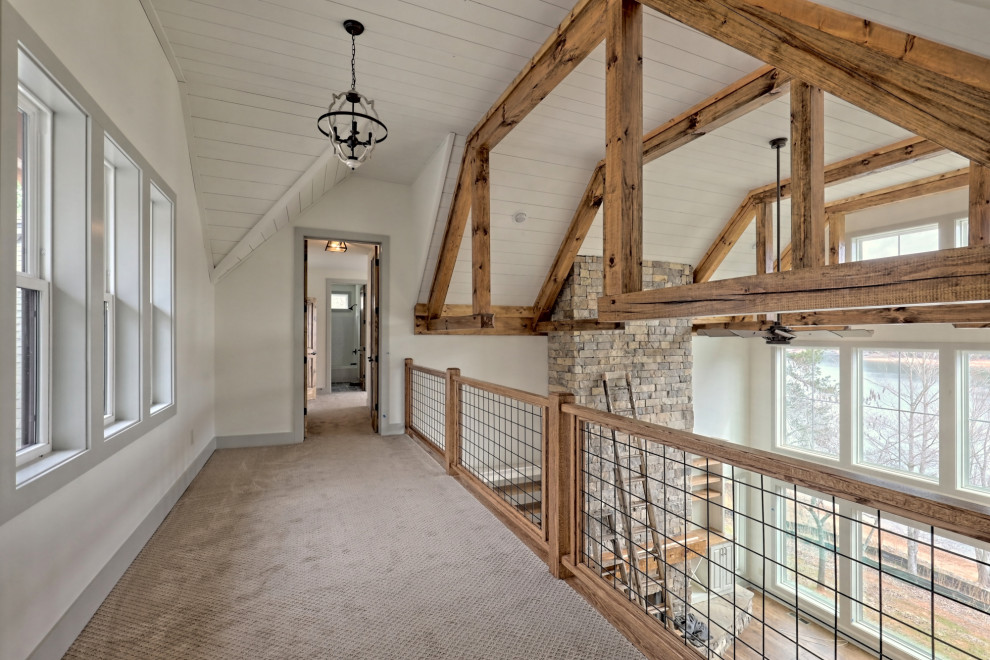 Idée de décoration pour un grand couloir champêtre avec un mur blanc, moquette, un sol gris et un plafond en lambris de bois.