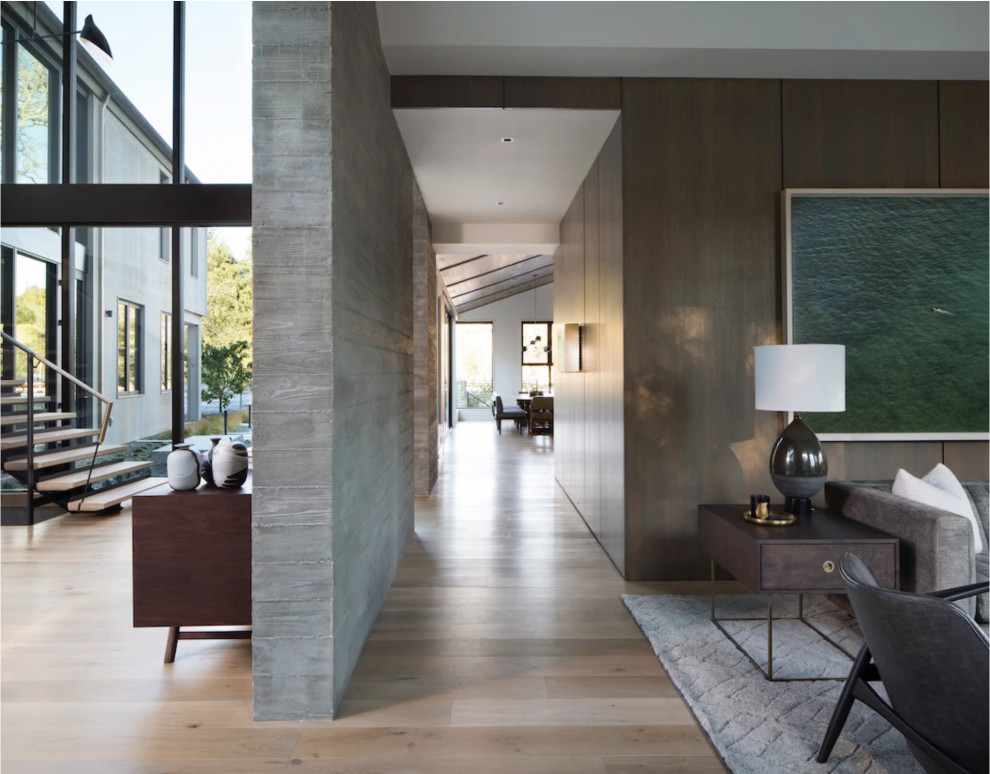 Idee per un ingresso o corridoio minimalista con pareti in legno, parquet chiaro, soffitto a volta e pareti marroni