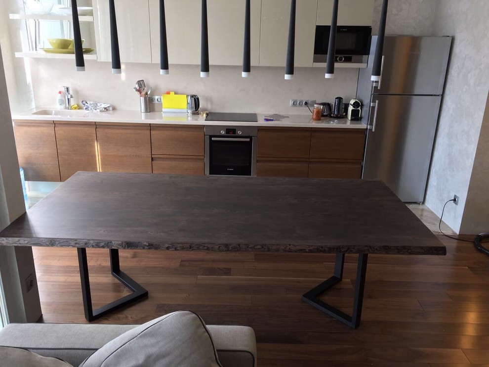 Квадратный стол из слэба серого ясеня