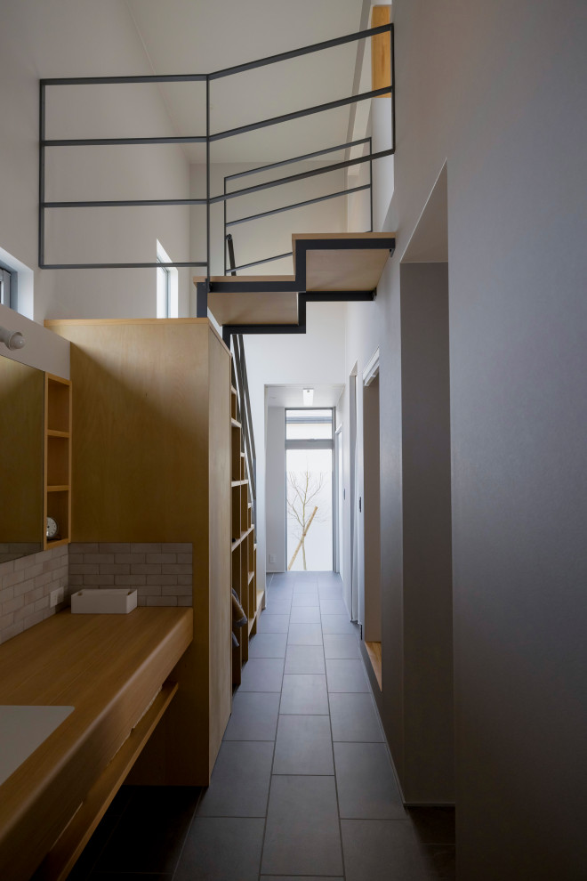 На фото: коридор среднего размера с серыми стенами, паркетным полом среднего тона, бежевым полом, потолком с обоями и обоями на стенах