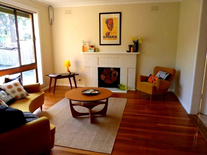 This is an example of a midcentury living room in Melbourne.