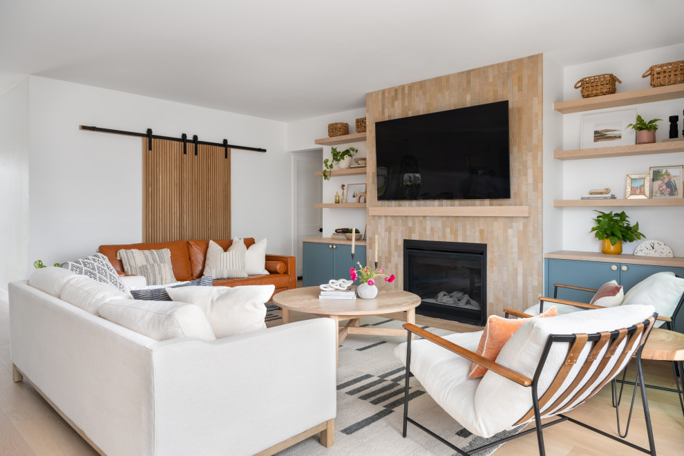 Свежая идея для дизайна: гостиная комната в морском стиле с коричневым диваном - отличное фото интерьера