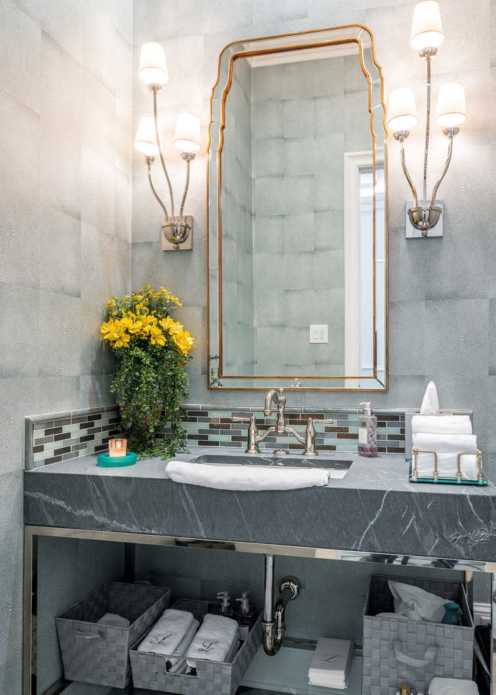 Bild på ett stort eklektiskt grå grått en-suite badrum, med öppna hyllor, våtrum, grå kakel, bänkskiva i täljsten, dusch med gångjärnsdörr och ett undermonterad handfat
