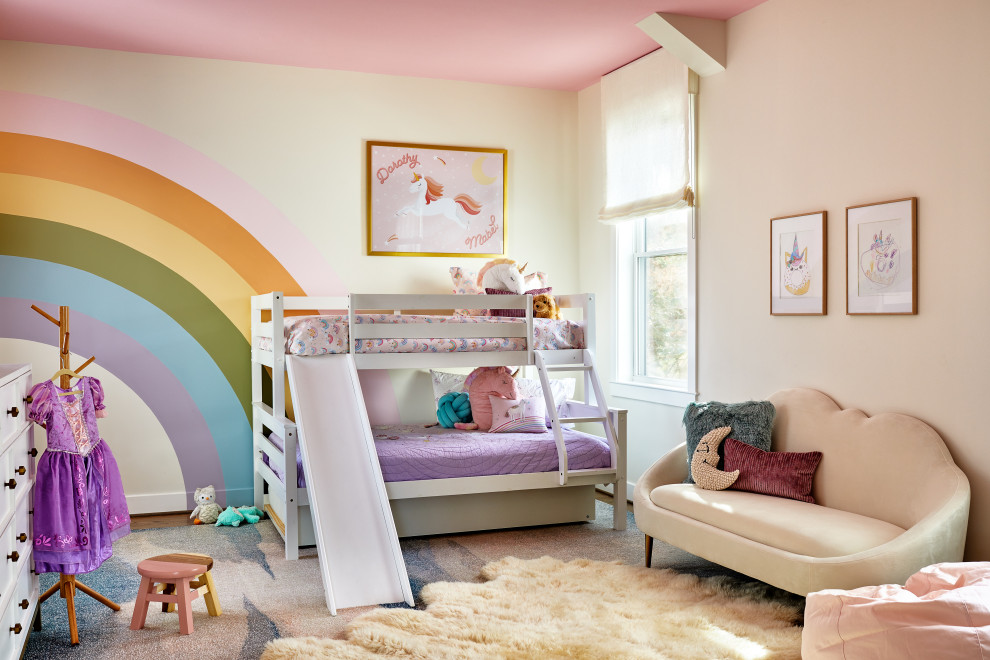 Cette photo montre une chambre de fille de 4 à 10 ans chic avec un mur rose.