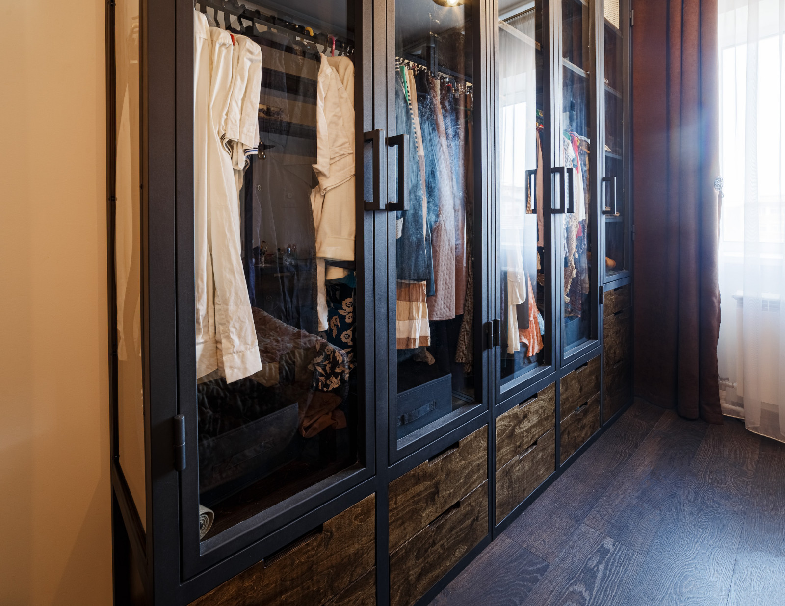 Гардеробная со стеклянными дверцами