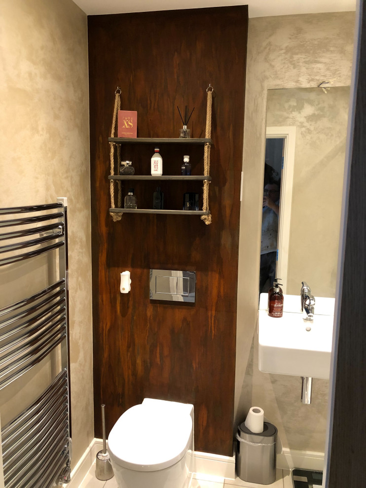 Kleines Modernes Badezimmer En Suite in Berkshire