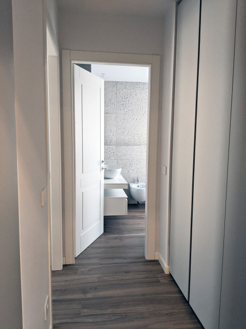 Una casa verde lago contemporary-hallway-and-landing