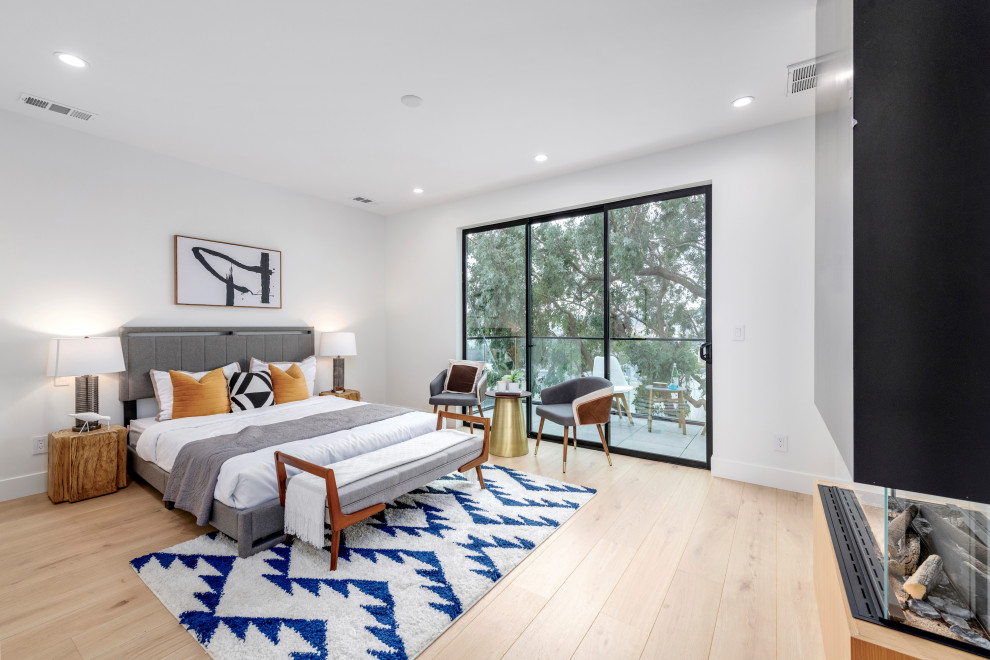 Mittelgroßes Modernes Hauptschlafzimmer mit weißer Wandfarbe, hellem Holzboden, Gaskamin und beigem Boden in San Francisco