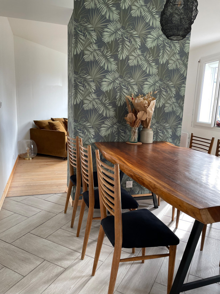 Immagine di una sala da pranzo aperta verso il soggiorno minimalista di medie dimensioni con pareti verdi, pavimento con piastrelle in ceramica, pavimento grigio e carta da parati