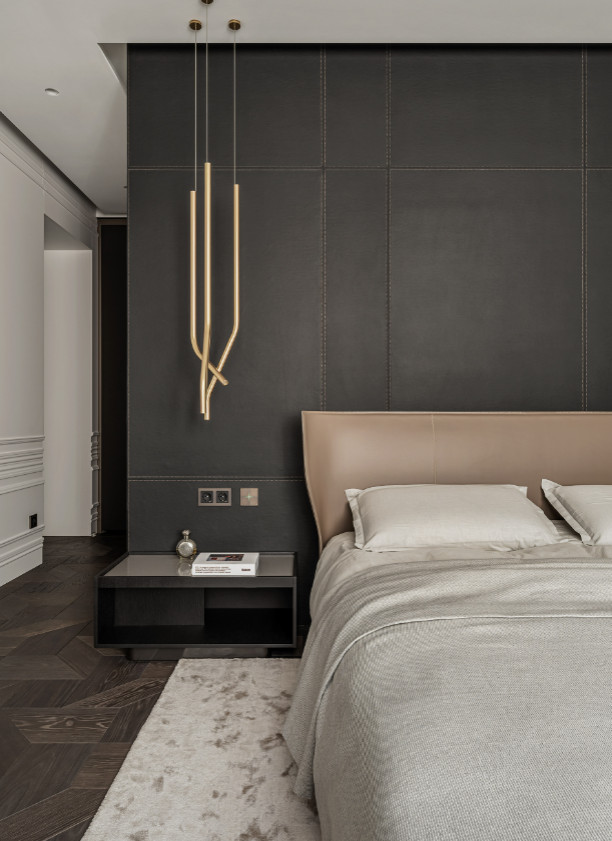 Foto de dormitorio principal minimalista con paredes marrones, suelo de madera oscura, suelo marrón, bandeja y boiserie