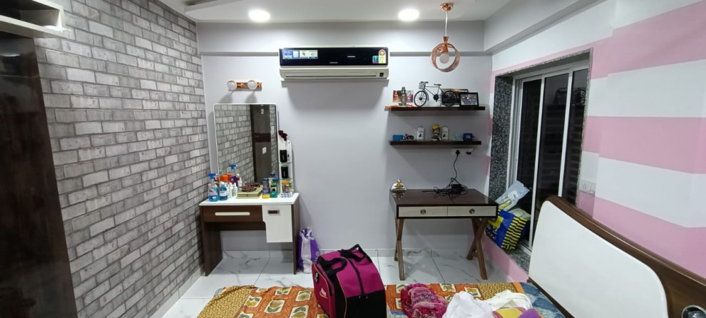 アフマダーバードにある広いコンテンポラリースタイルのおしゃれな主寝室 (ピンクの壁、セラミックタイルの床、白い床、板張り天井) のインテリア