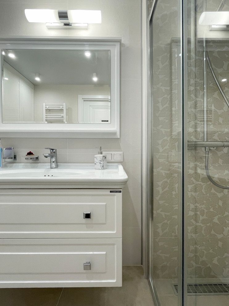 Esempio di una stanza da bagno con doccia chic di medie dimensioni con ante con bugna sagomata, ante bianche, piastrelle multicolore, piastrelle in gres porcellanato, top bianco, un lavabo e mobile bagno sospeso