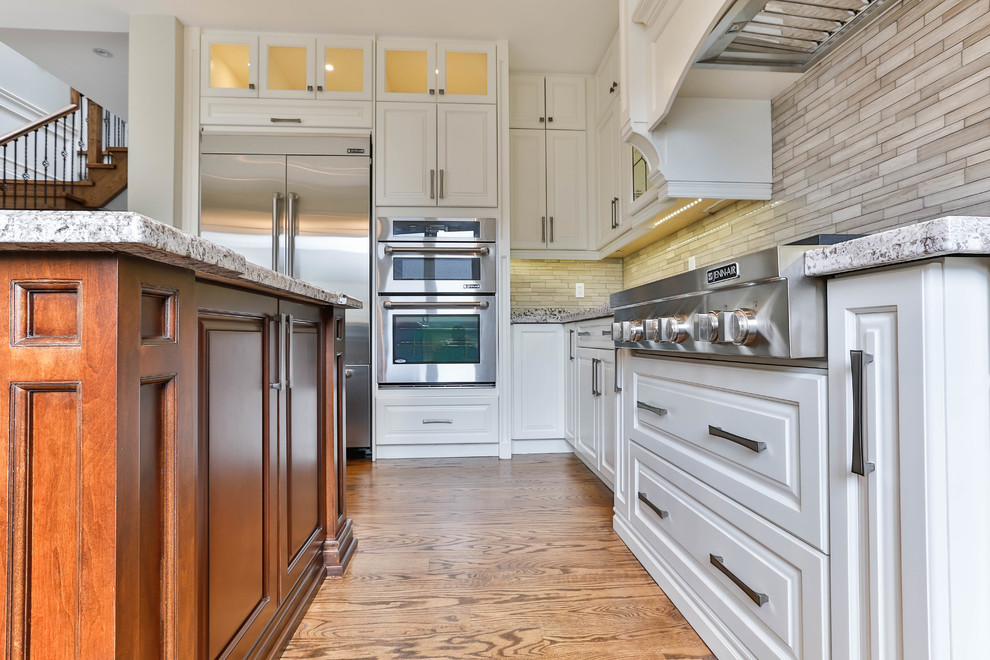 Transitional kitchen photo in Toronto