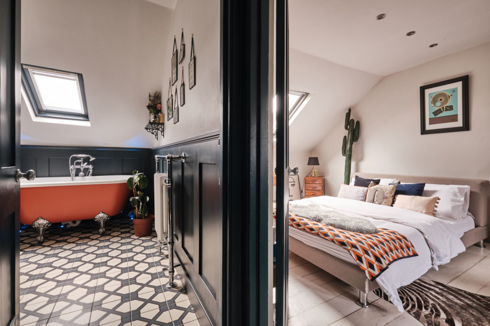 На фото: гостевая спальня среднего размера, (комната для гостей) на мансарде в стиле фьюжн с белыми стенами, полом из керамической плитки, синим полом и сводчатым потолком