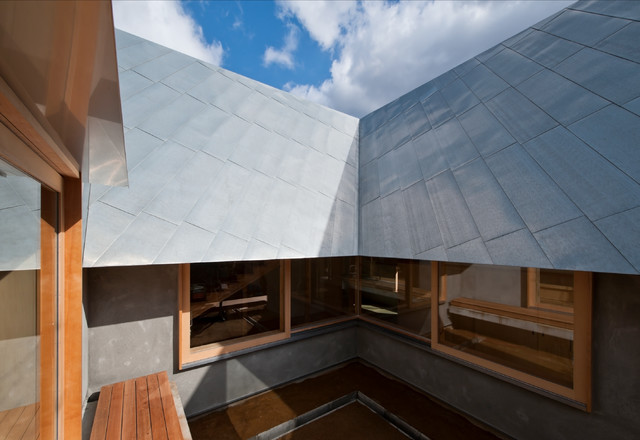 槇塚台の家 moderno-patio