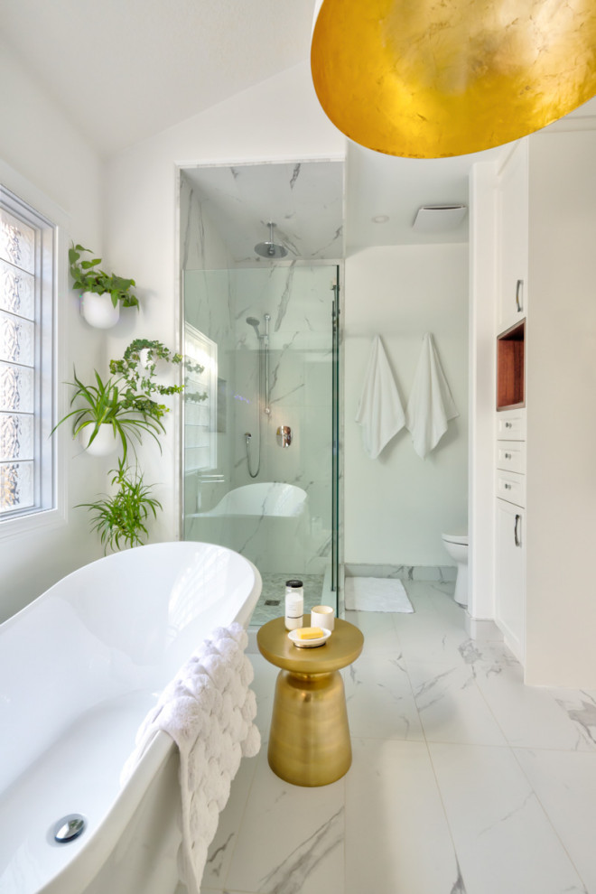 Свежая идея для дизайна: большая главная ванная комната в стиле неоклассика (современная классика) с отдельно стоящей ванной, угловым душем, серой плиткой, каменной плиткой, белыми стенами, полом из керамогранита, серым полом, душем с раздвижными дверями, нишей, сводчатым потолком и унитазом-моноблоком - отличное фото интерьера