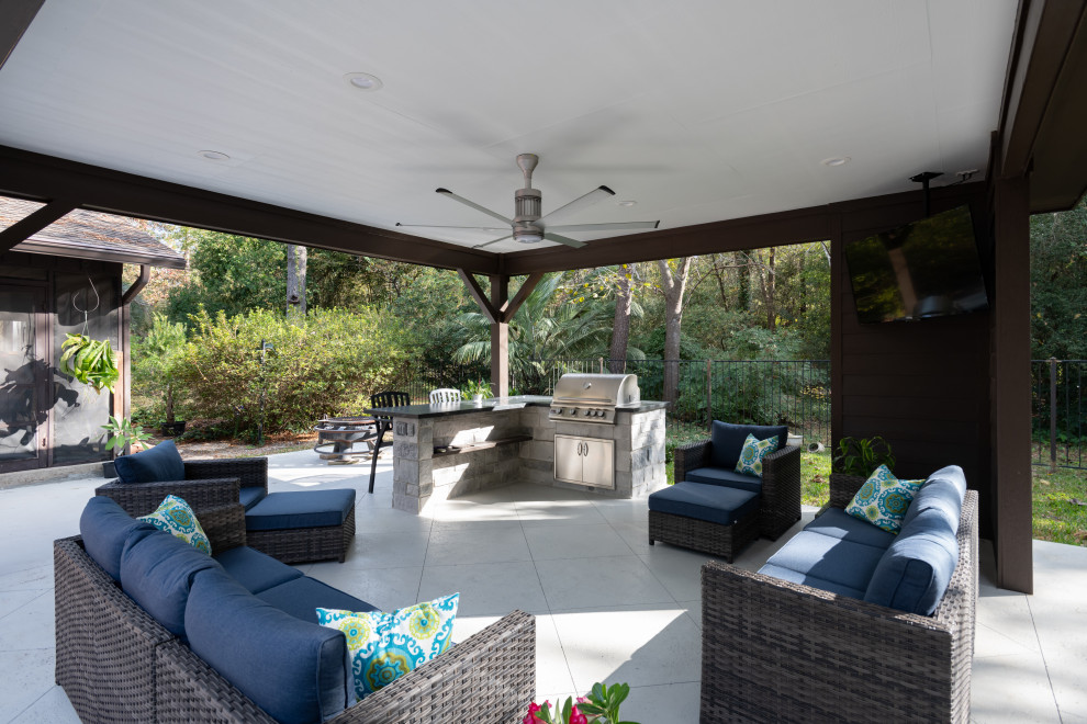 Design ideas for a classic patio in Houston.