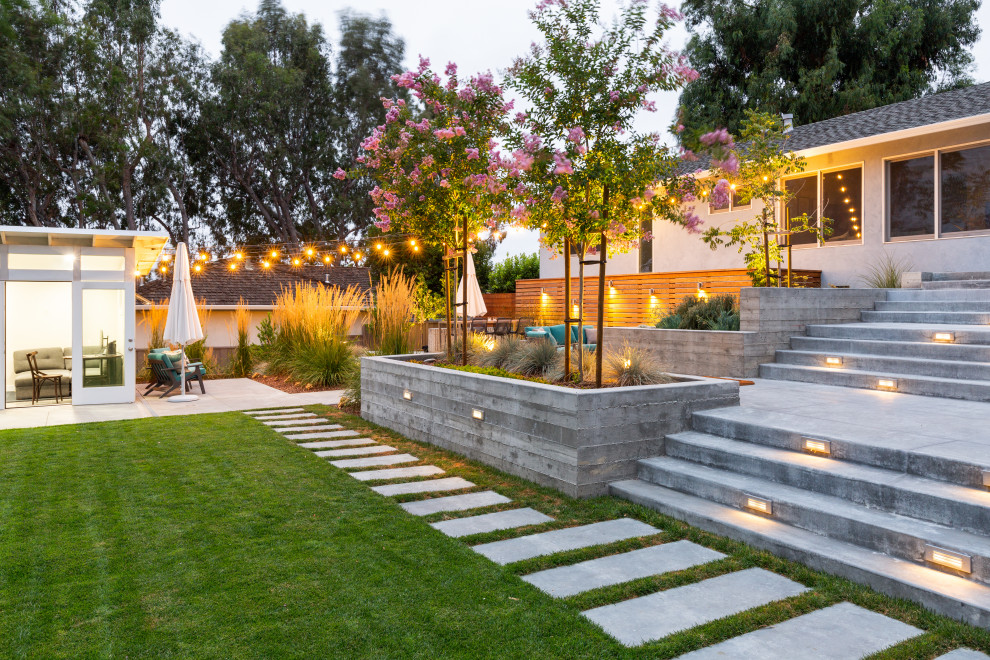 Ispirazione per un giardino minimalista con scale