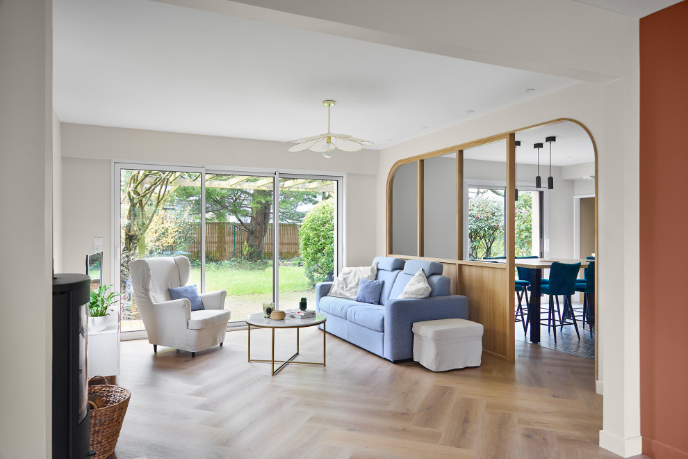 Mid-sized modern open concept living room in Nantes with beige floor and decorative wall panelling.