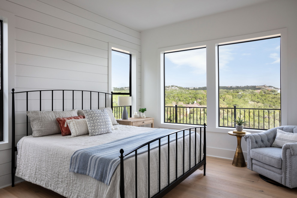 Imagen de dormitorio principal campestre pequeño con paredes blancas, suelo de madera en tonos medios, suelo marrón y machihembrado