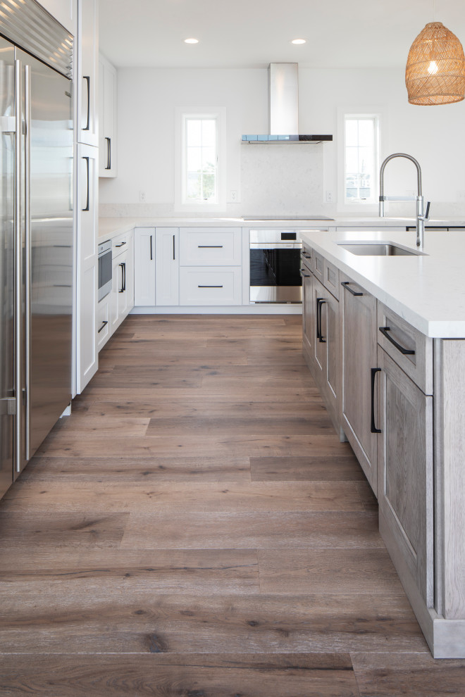 Moderne Wohnküche mit Schrankfronten im Shaker-Stil, weißen Schränken, Quarzwerkstein-Arbeitsplatte und Kücheninsel in New York