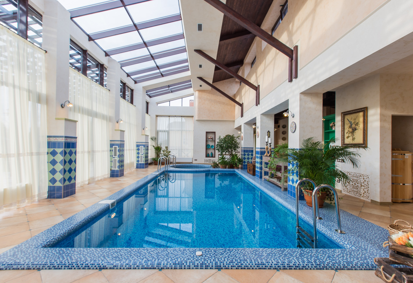 Интерьер гостевого дома в стиле Прованс. Интерьер бассейна (150 кв м)