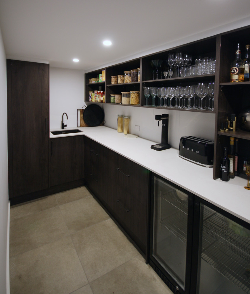 シドニーにあるラグジュアリーな広いモダンスタイルのおしゃれなキッチン (アンダーカウンターシンク、フラットパネル扉のキャビネット、濃色木目調キャビネット、大理石カウンター、黒いキッチンパネル、ボーダータイルのキッチンパネル、黒い調理設備、セメントタイルの床、グレーの床、マルチカラーのキッチンカウンター) の写真