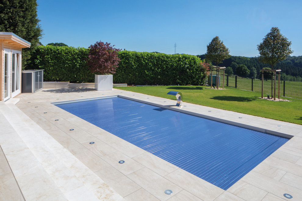Mittelgroßer Moderner Pool mit Natursteinplatten in Düsseldorf