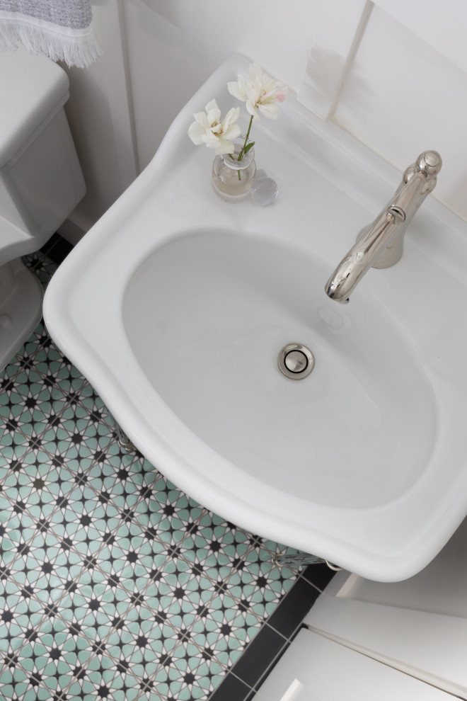 Imagen de cuarto de baño único y de pie de estilo americano pequeño con sanitario de una pieza, paredes verdes, lavabo tipo consola y boiserie