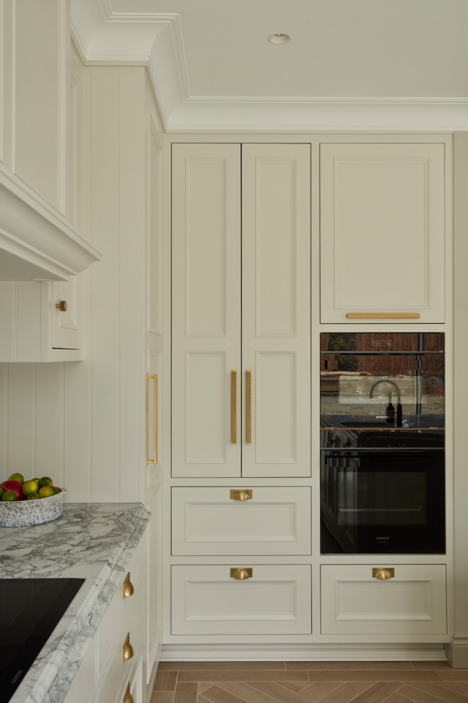 Идея дизайна: угловая кухня среднего размера в классическом стиле с фасадами в стиле шейкер