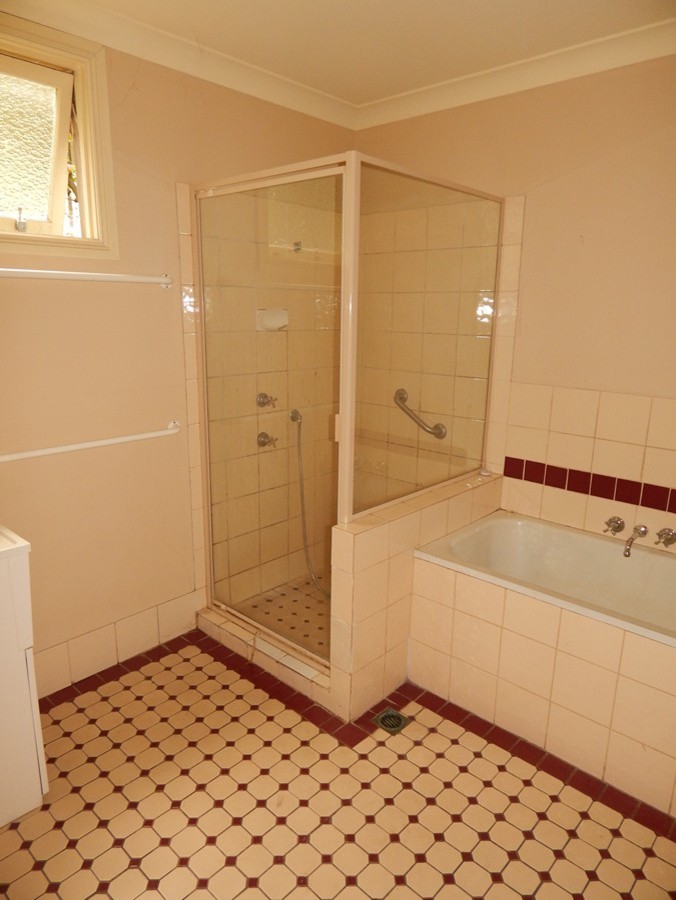 This is an example of a large modern bathroom in Brisbane.