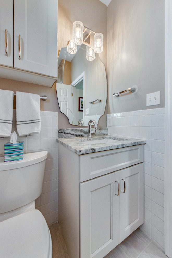 Cette photo montre une petite salle de bain chic avec un placard à porte shaker, des portes de placard grises, un plan de toilette en quartz modifié, meuble simple vasque et meuble-lavabo encastré.