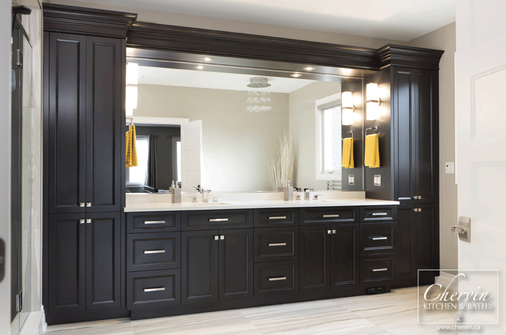 Example of a mid-sized transitional master gray tile corner bathtub design in Toronto with shaker cabinets, black cabinets, a one-piece toilet, beige walls, an undermount sink and quartz countertops