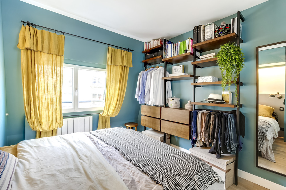Photo of an eclectic bedroom in Paris.