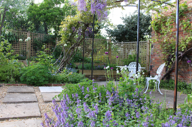 Secluded courtyard garden rustikt-have