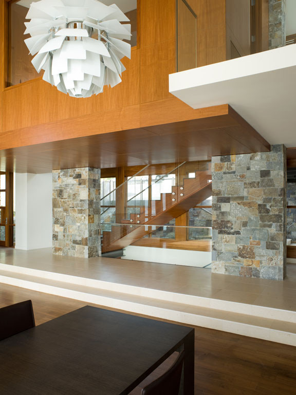 Стильный дизайн: огромная прямая деревянная лестница в стиле модернизм с деревянными ступенями и стеклянными перилами - последний тренд